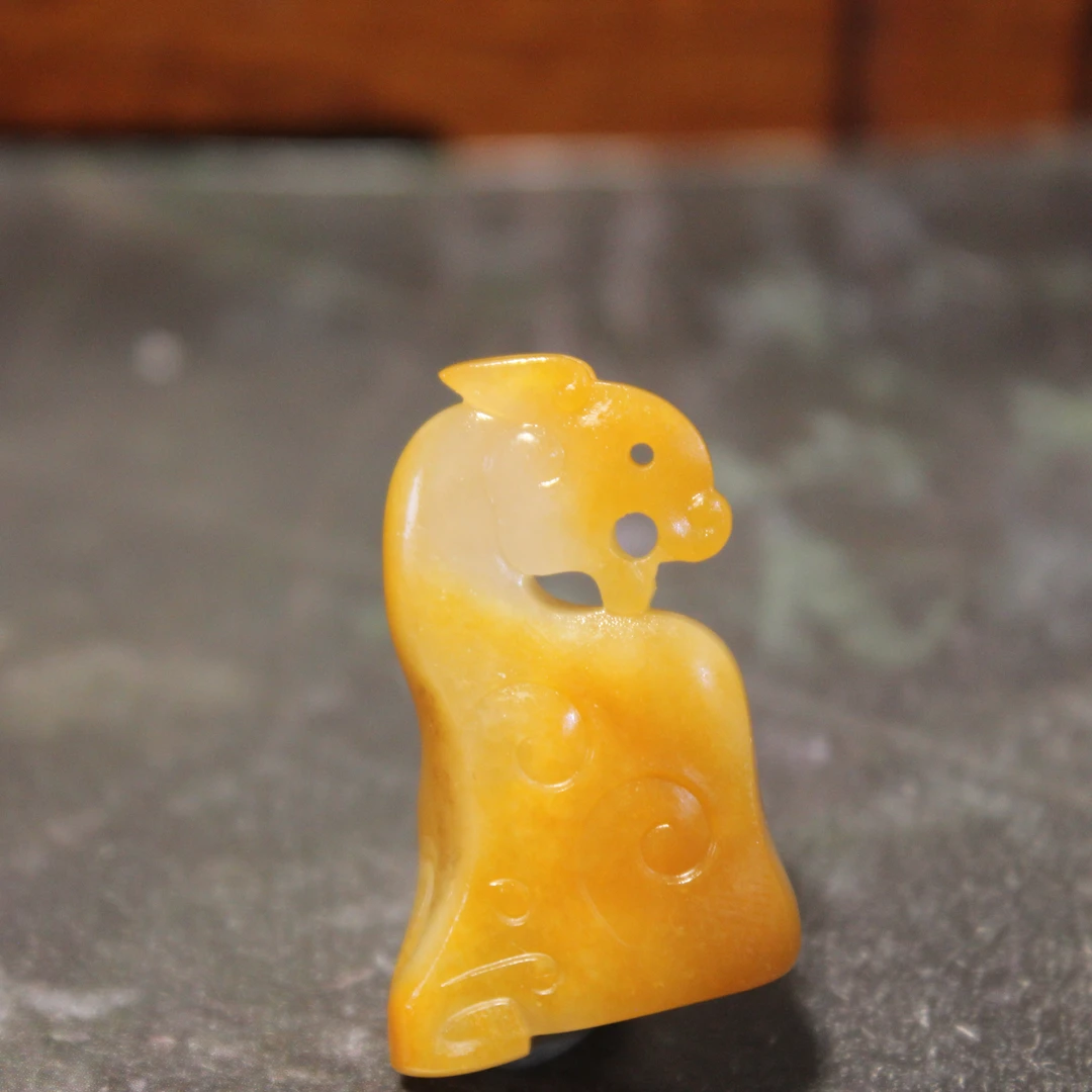 新疆和田玉 虎符坠 鸡油黄沁带玉种 油润不发干 古色古香 7.5克