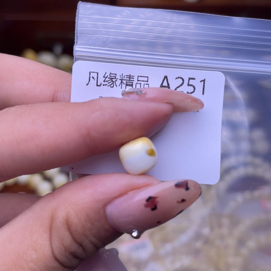 琥珀未镶嵌裸石琥珀