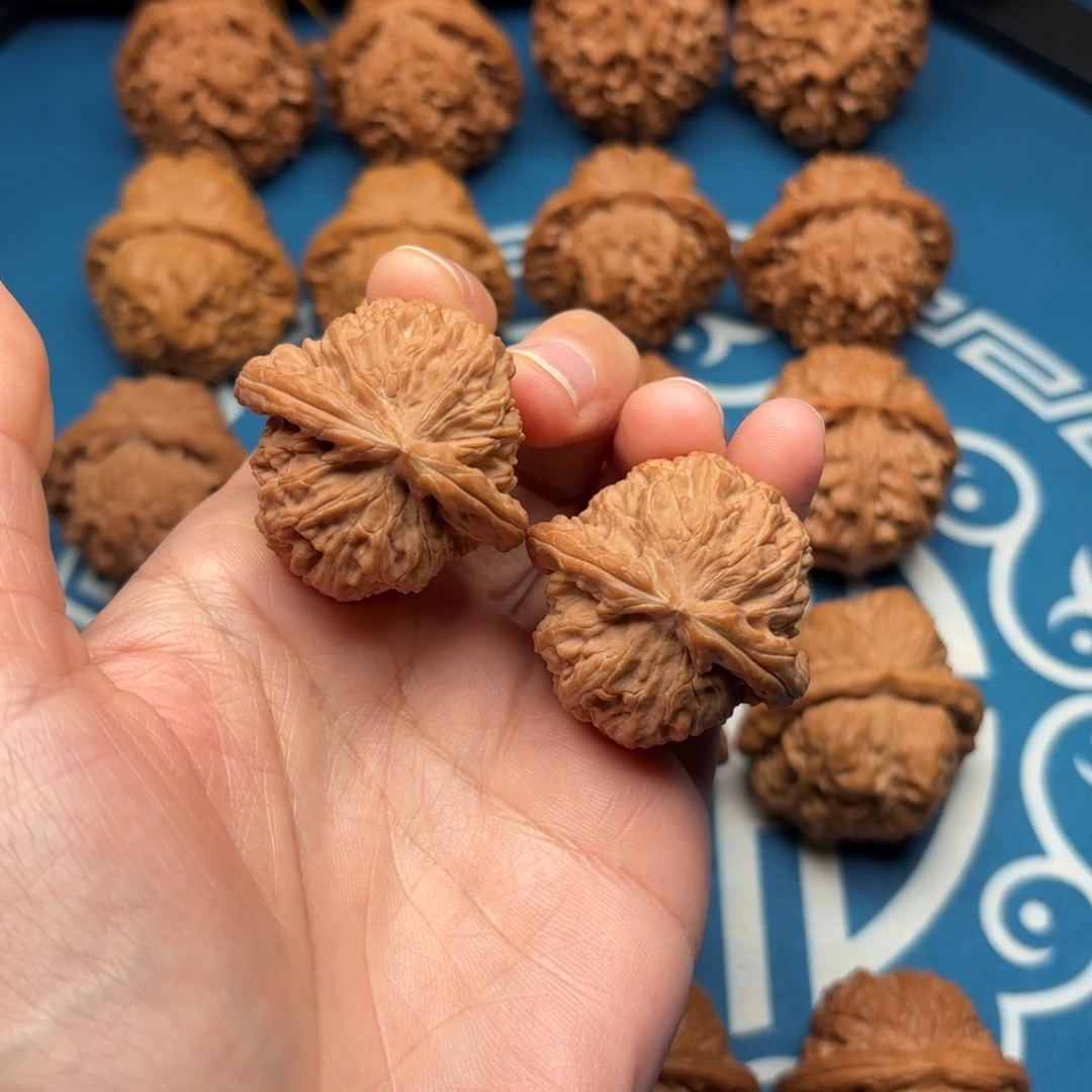 文玩核桃吊坠白狮子38