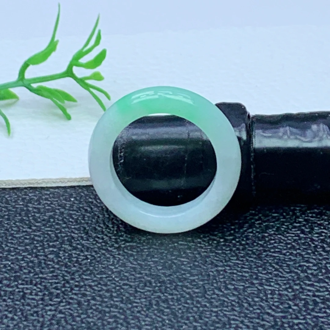 缅甸天然A货翡翠  飘阳绿素面玉戒圈戒指 内径 15.8mm 编号940
