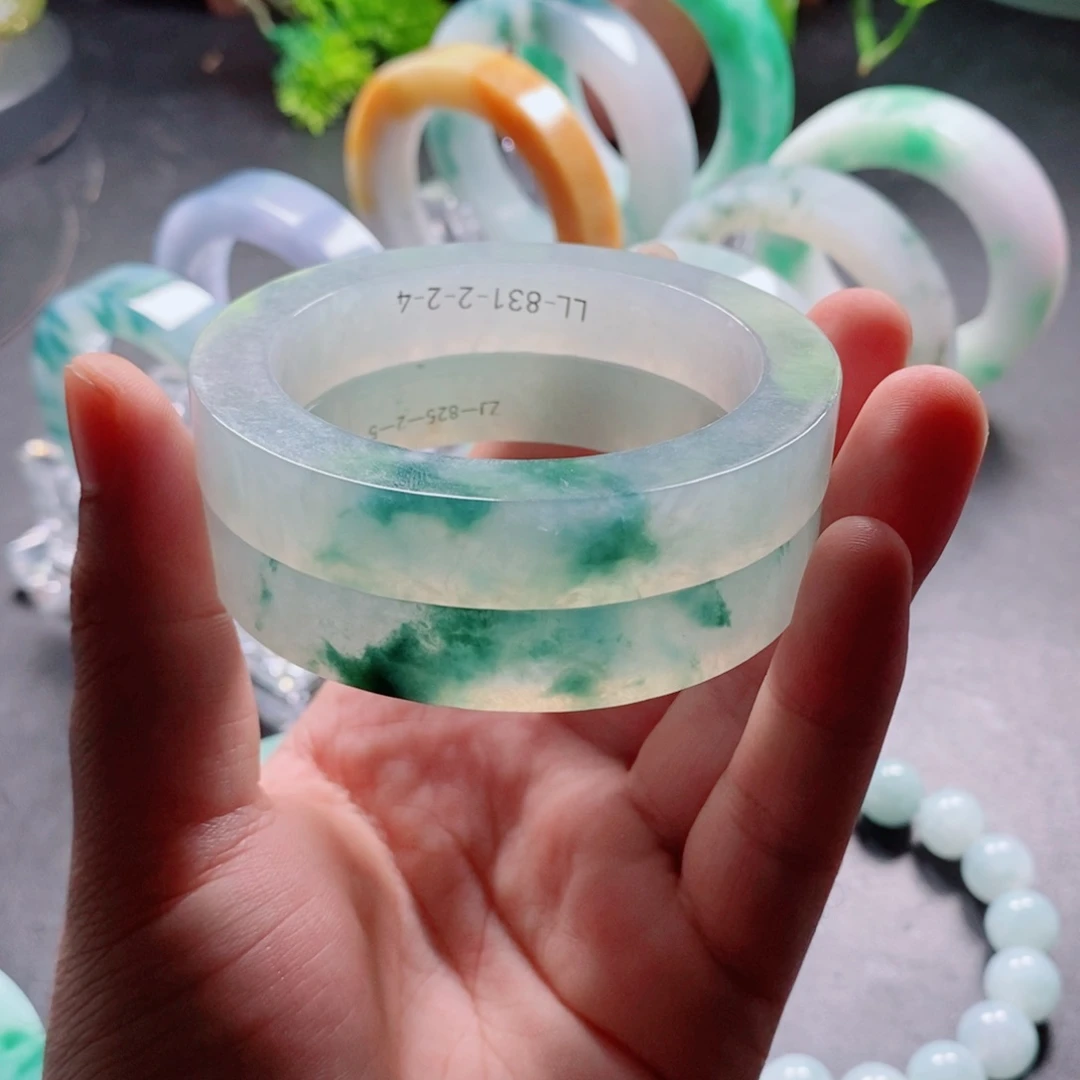 云***轻定制翡翠未镶嵌手镯