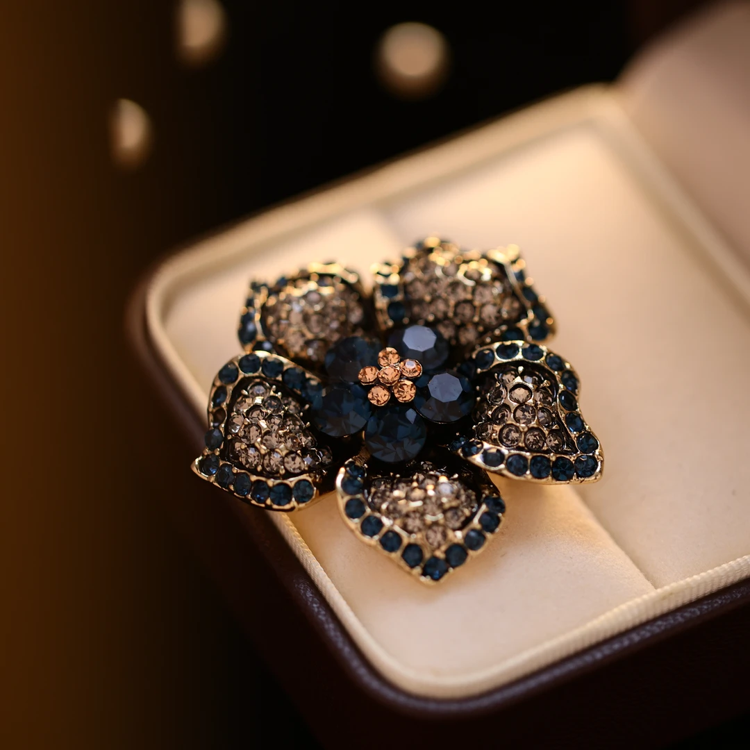 铜合金仿水晶胸针 澜柒-轻奢百搭-精致时尚蓝荆花胸针高档J2031