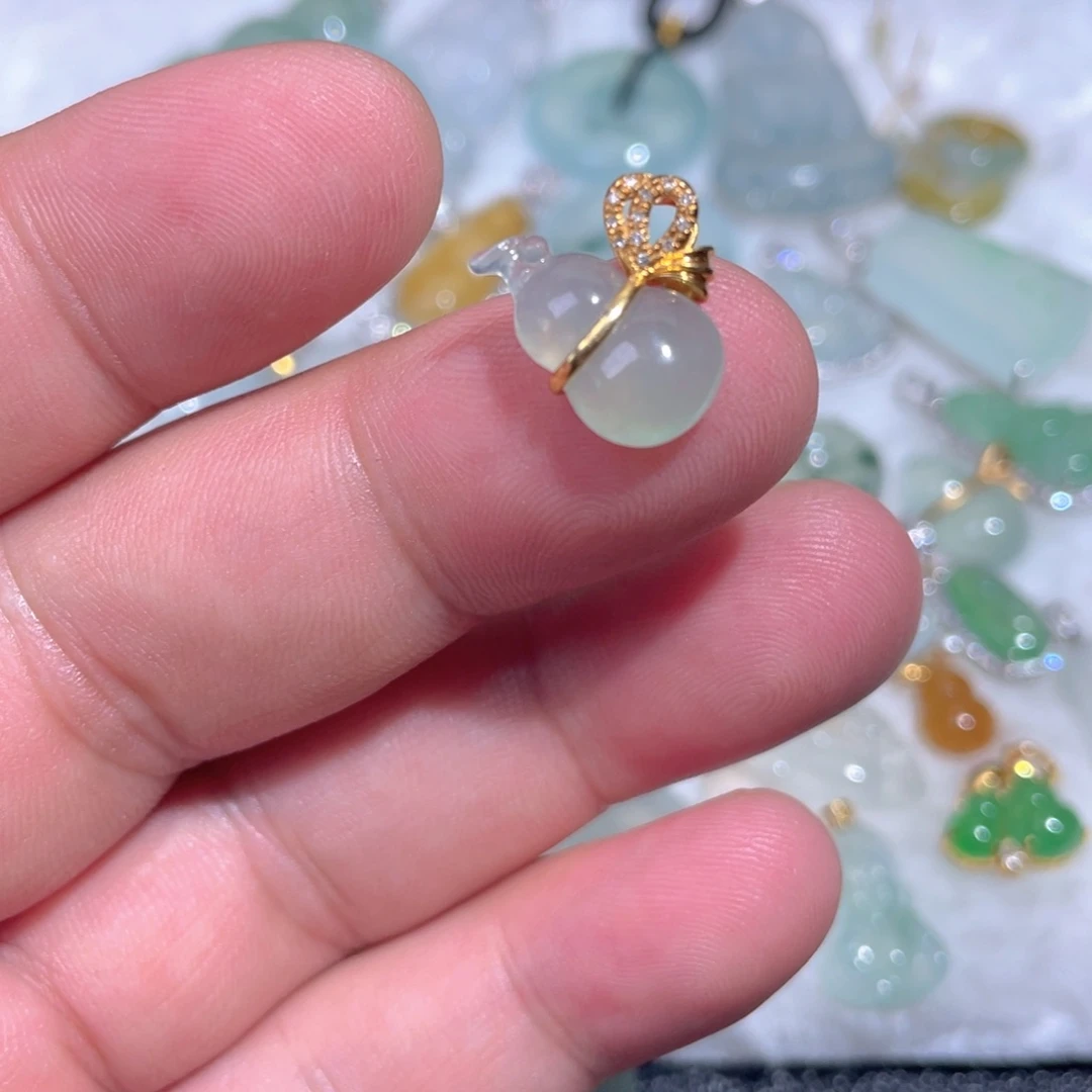 翡翠18K金镶嵌颈饰