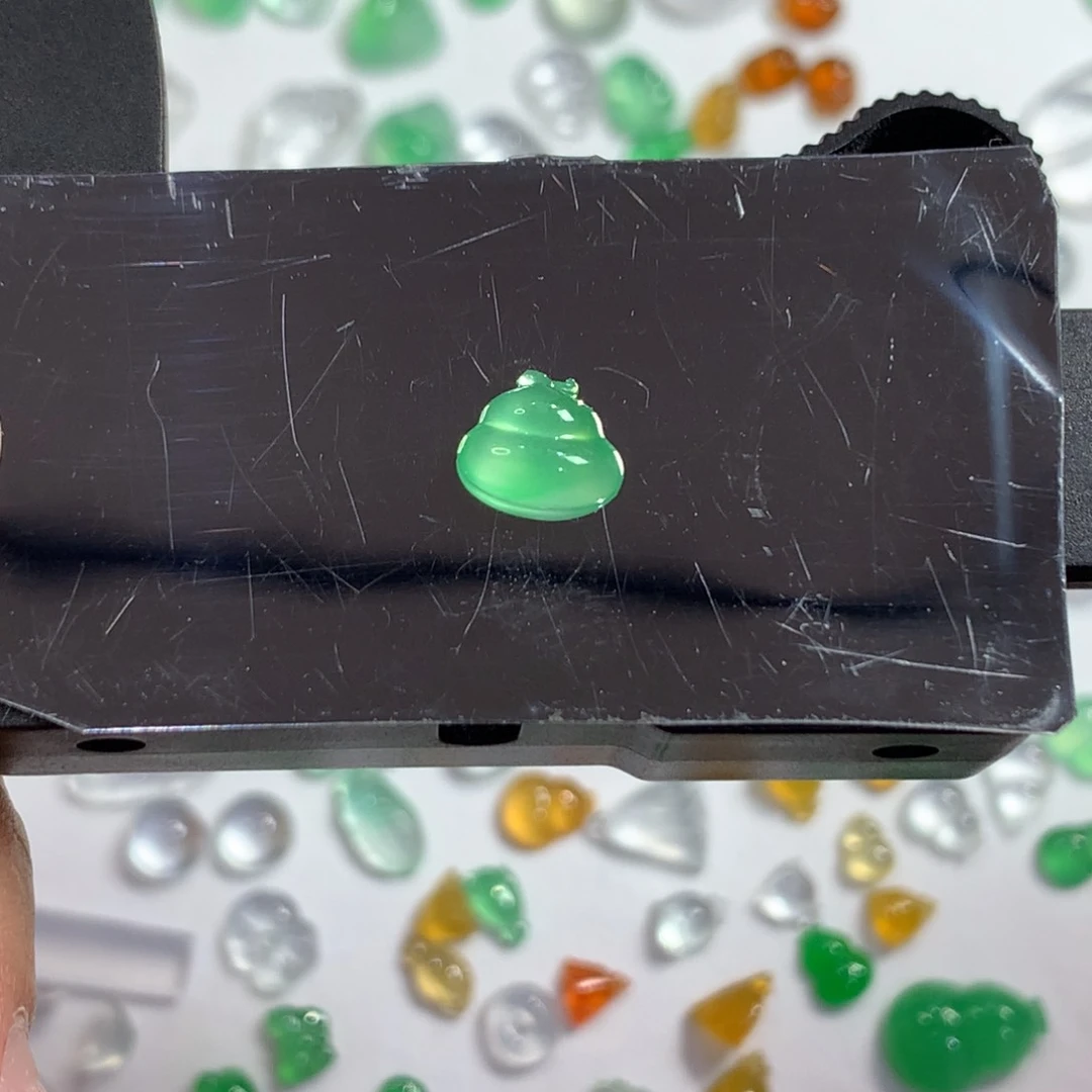 翡翠未镶嵌颈饰葫芦