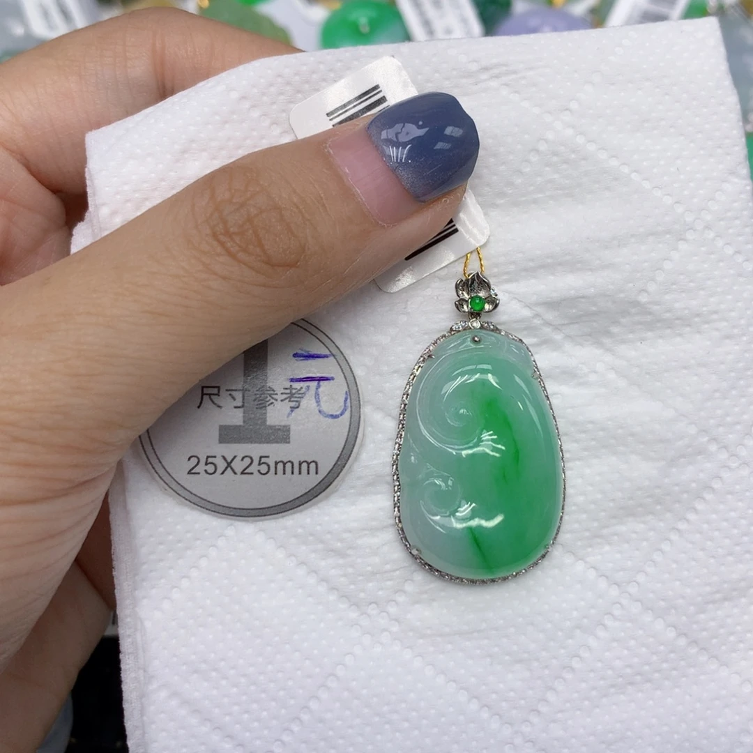翡翠18K金镶嵌颈饰