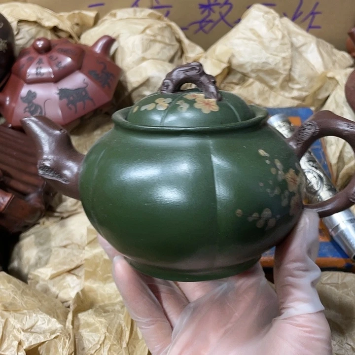 茶壶紫砂原矿泥料，手工制作的一把紫砂壶。