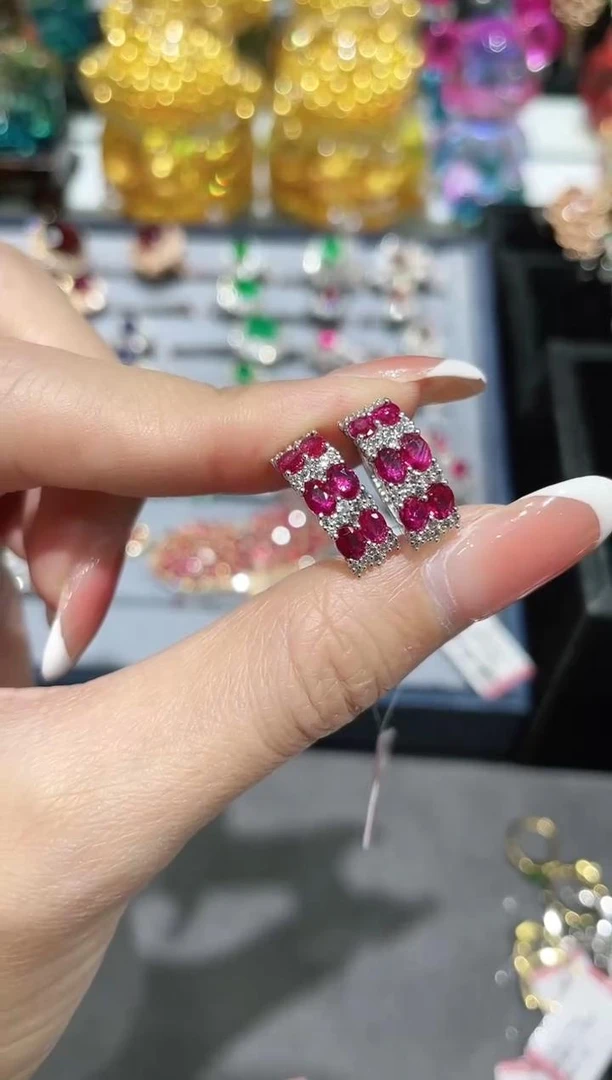 18K金镶嵌天然无烧红宝石耳饰耳扣