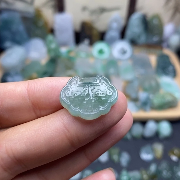 溪****翡翠未镶嵌颈饰如意锁