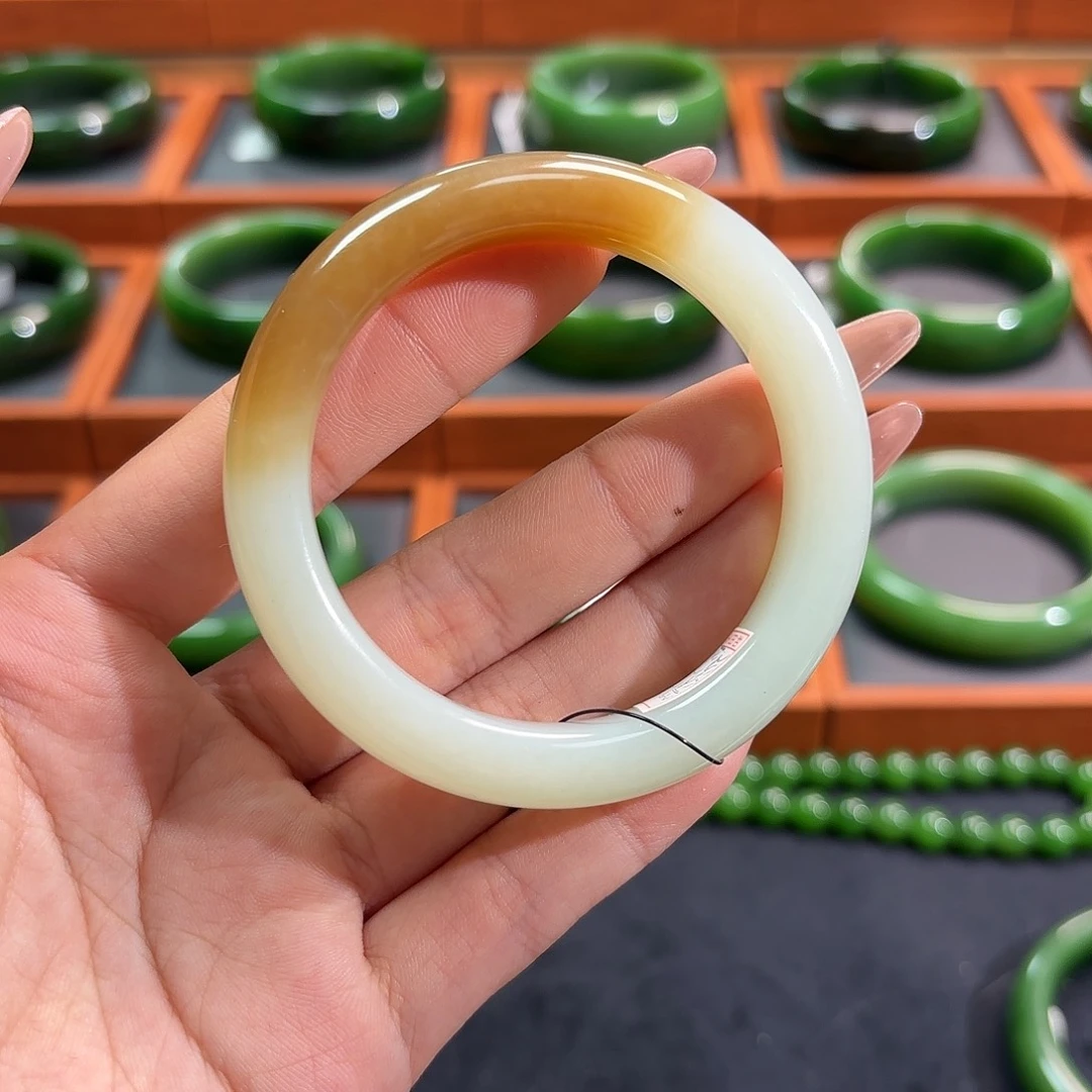 和田玉未镶嵌手镯一口糖