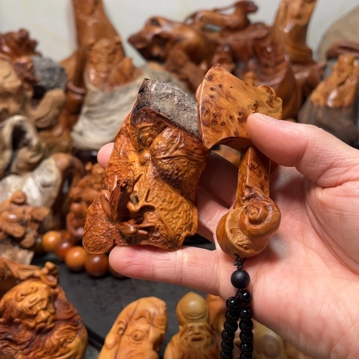 马***柒柏木呱呱和斧头手把件