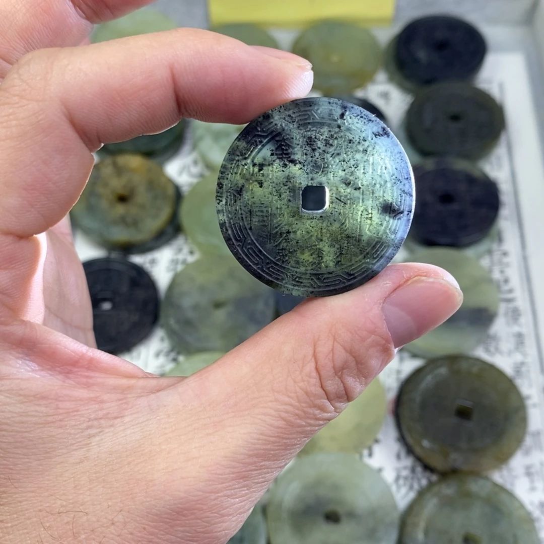 岫玉未镶嵌颈饰直径3.5岫玉山鬼花钱吊坠