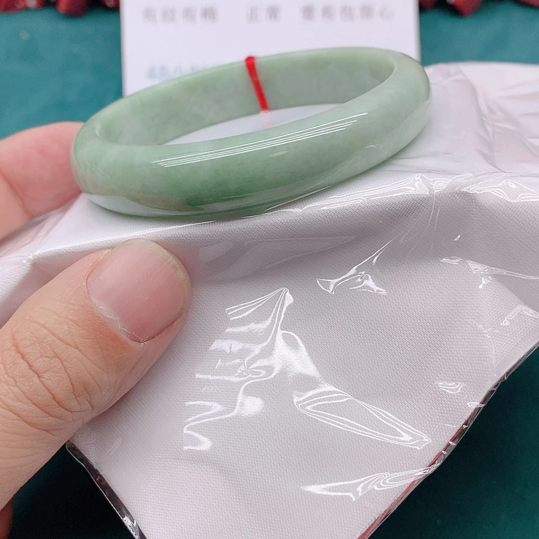 翡翠手镯未镶嵌?44444444444