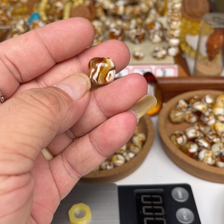 琥珀裸石未镶嵌除****。88号