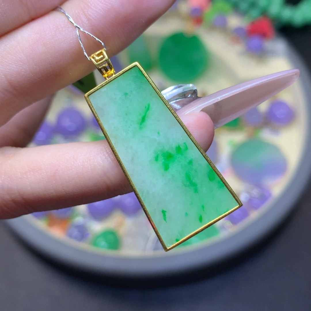 翡翠18K金镶嵌颈饰