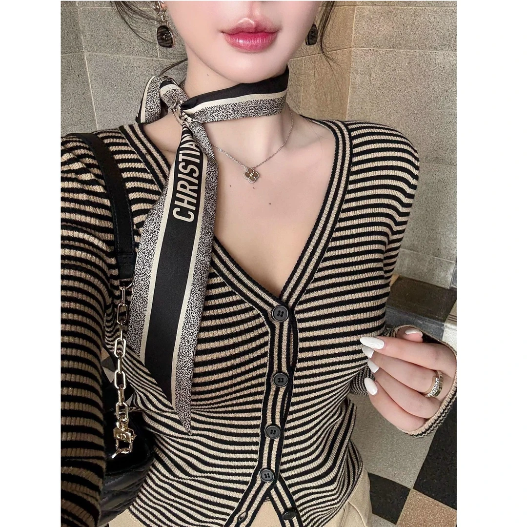 早秋氛围感穿搭黑金条纹针织衫开衫女外套长袖V领上衣女配丝巾