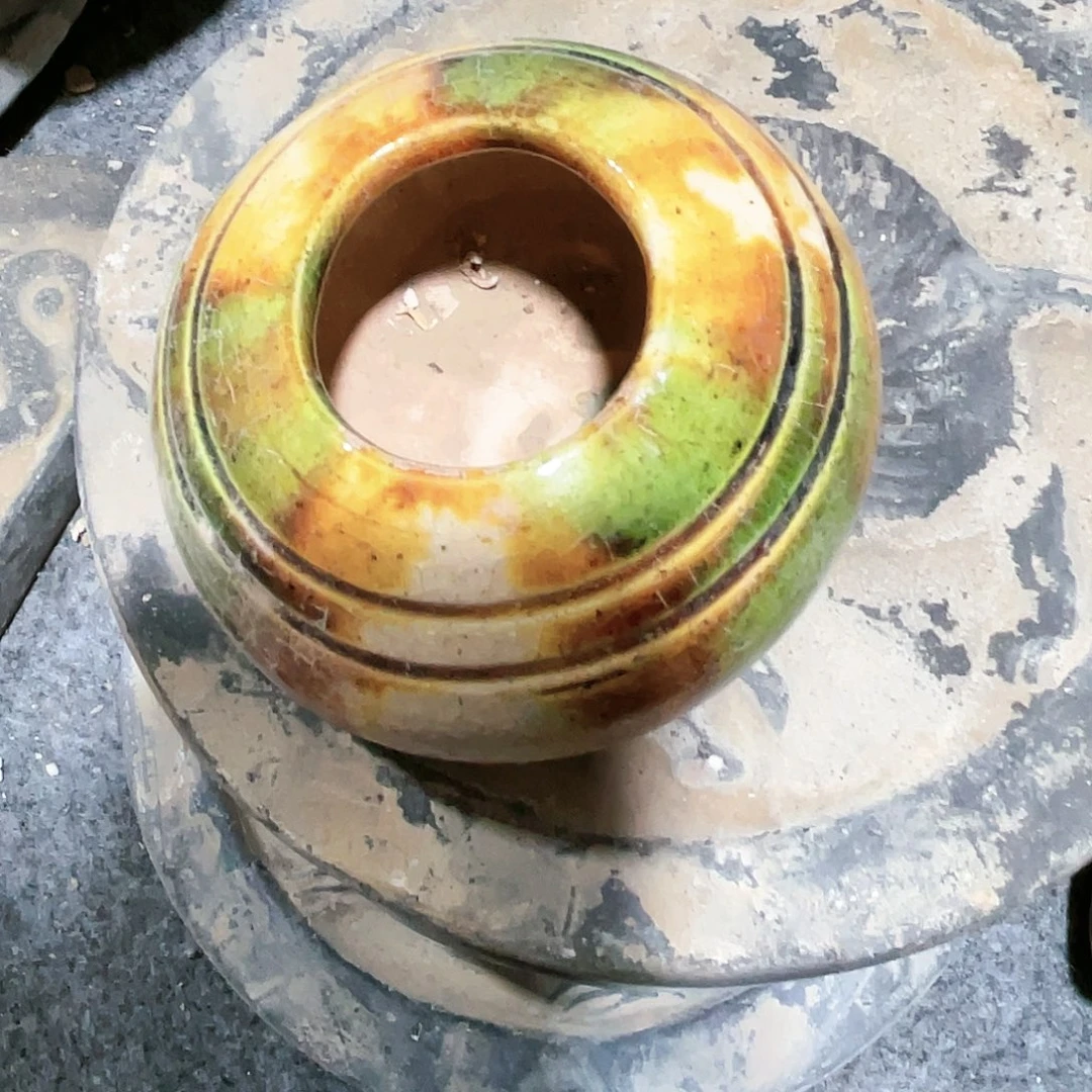 瓦当摆件摆件的茶桌上有