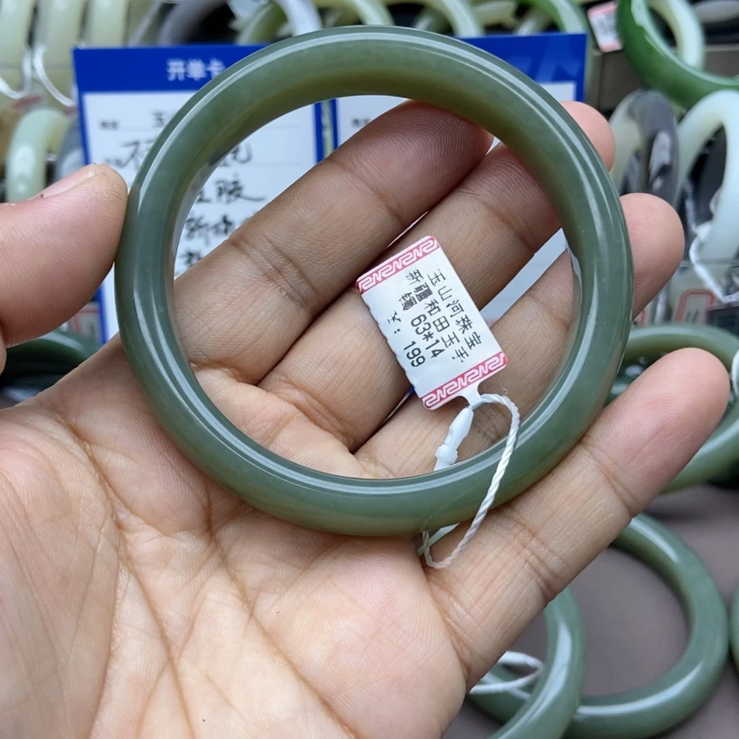 和田玉手镯未镶嵌我***揍