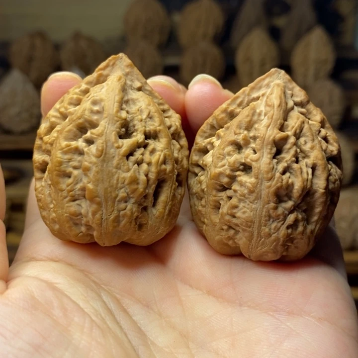 文玩核桃吊坠富贵龙纹，文玩