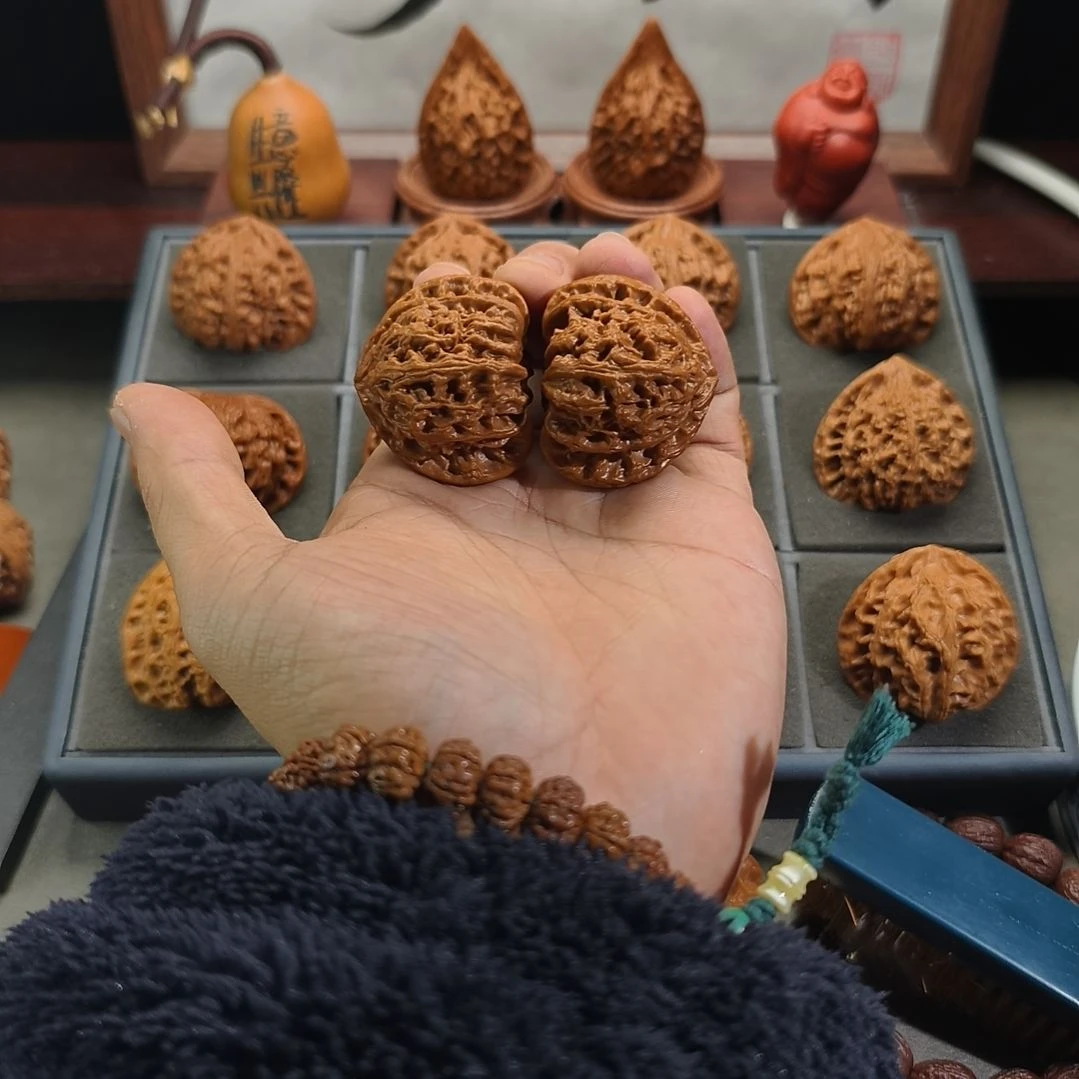 文玩核桃吊坠41三角凹底白狮子