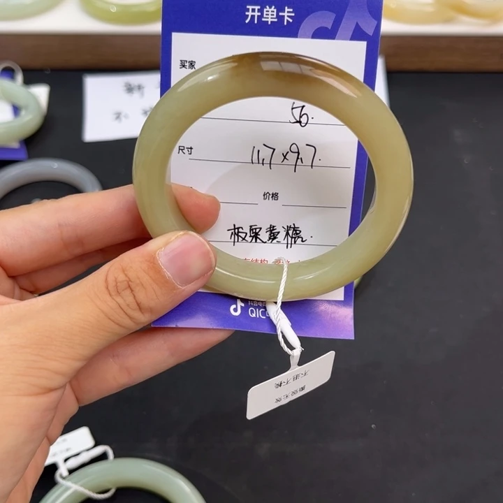 喵***姐未镶嵌手镯和田玉