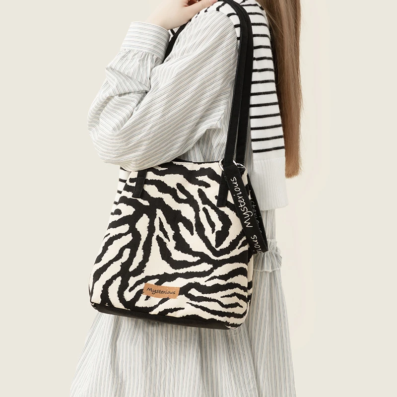 尼睿 插画师合作款原创斑马纹单肩斜挎包女百搭手提小众通勤包包