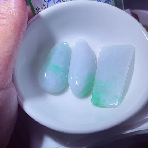 张***一颈饰未镶嵌翡翠缅甸