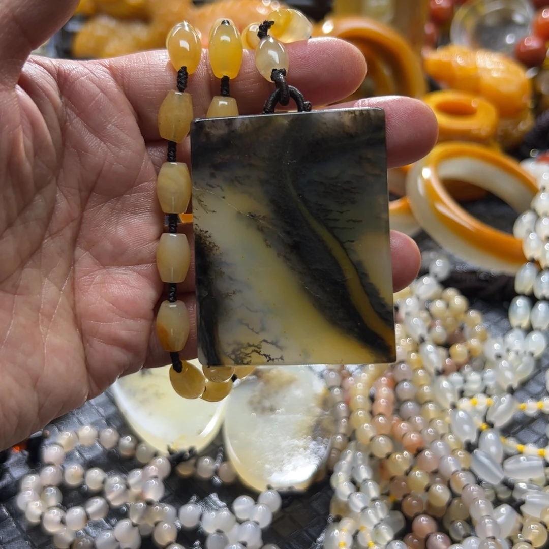 石英质玉未镶嵌颈饰