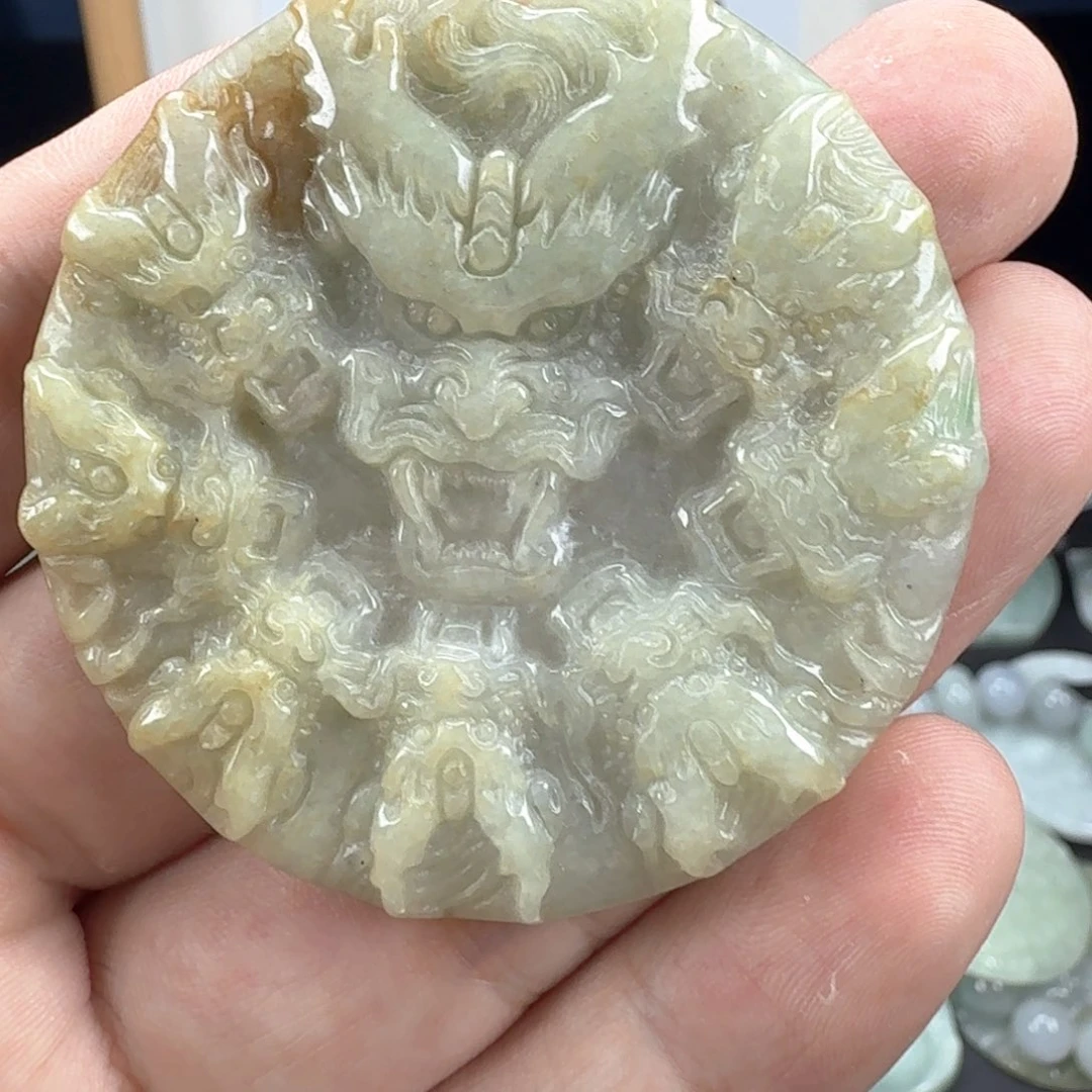 翡翠挂件未镶嵌翡翠