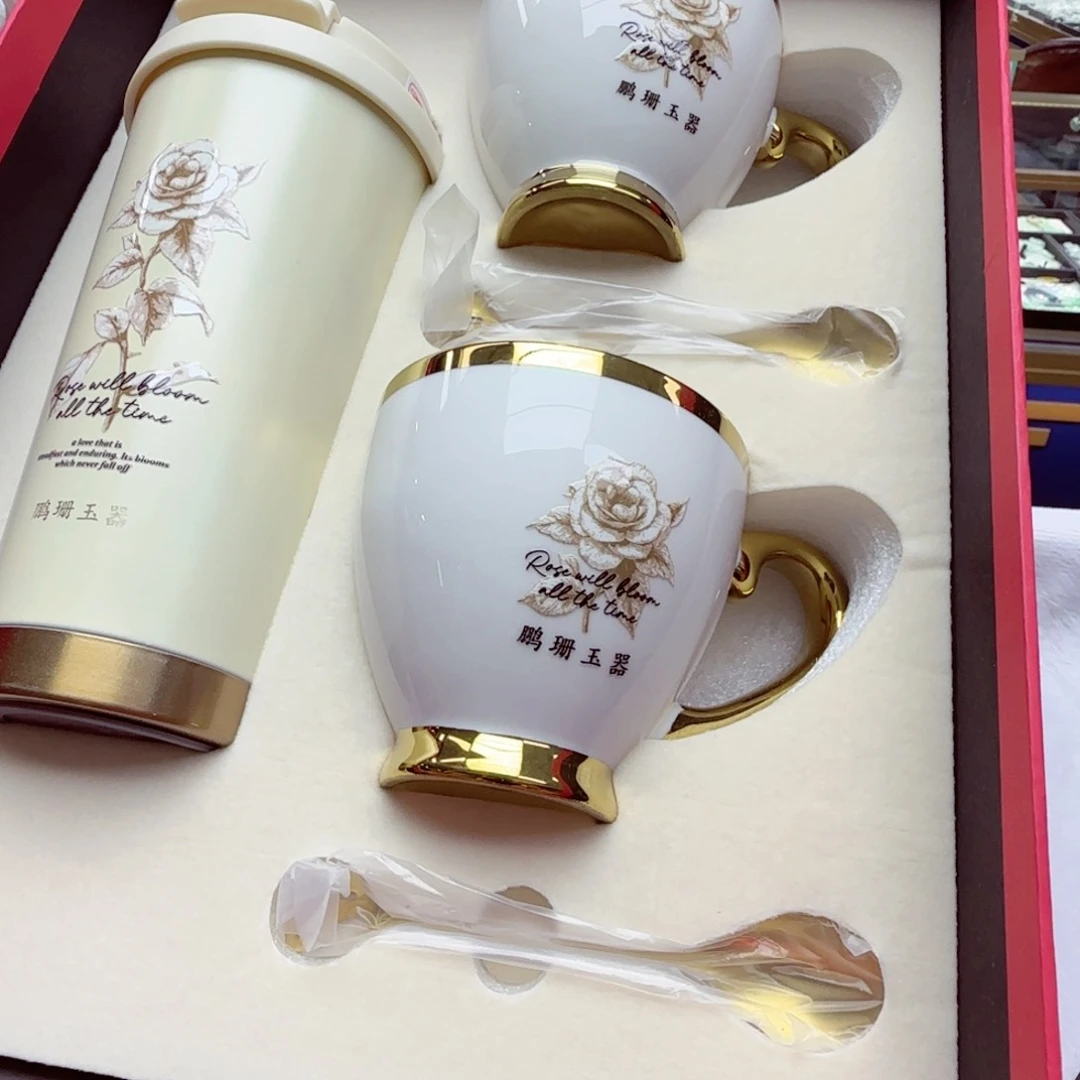 翡翠未镶嵌颈饰让****翔杯子