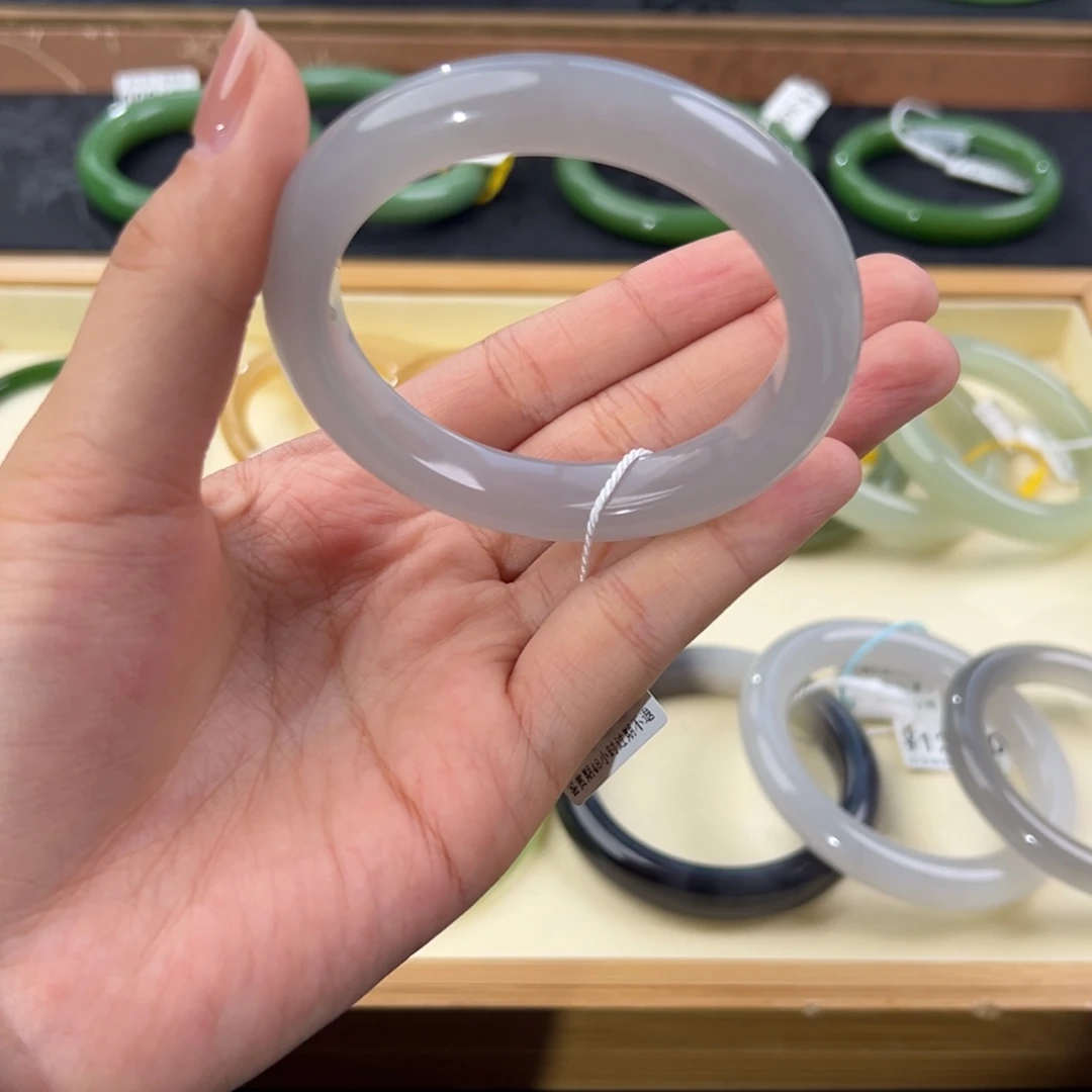 和田玉未镶嵌手镯有微瑕