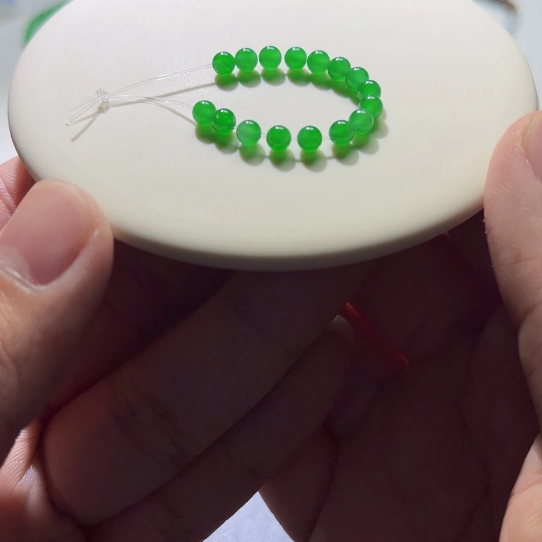 散珠翡翠裸石4mm浓阳绿多样性发一颗