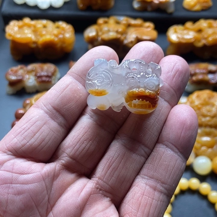 石英质玉（黄龙玉）未镶嵌颈饰