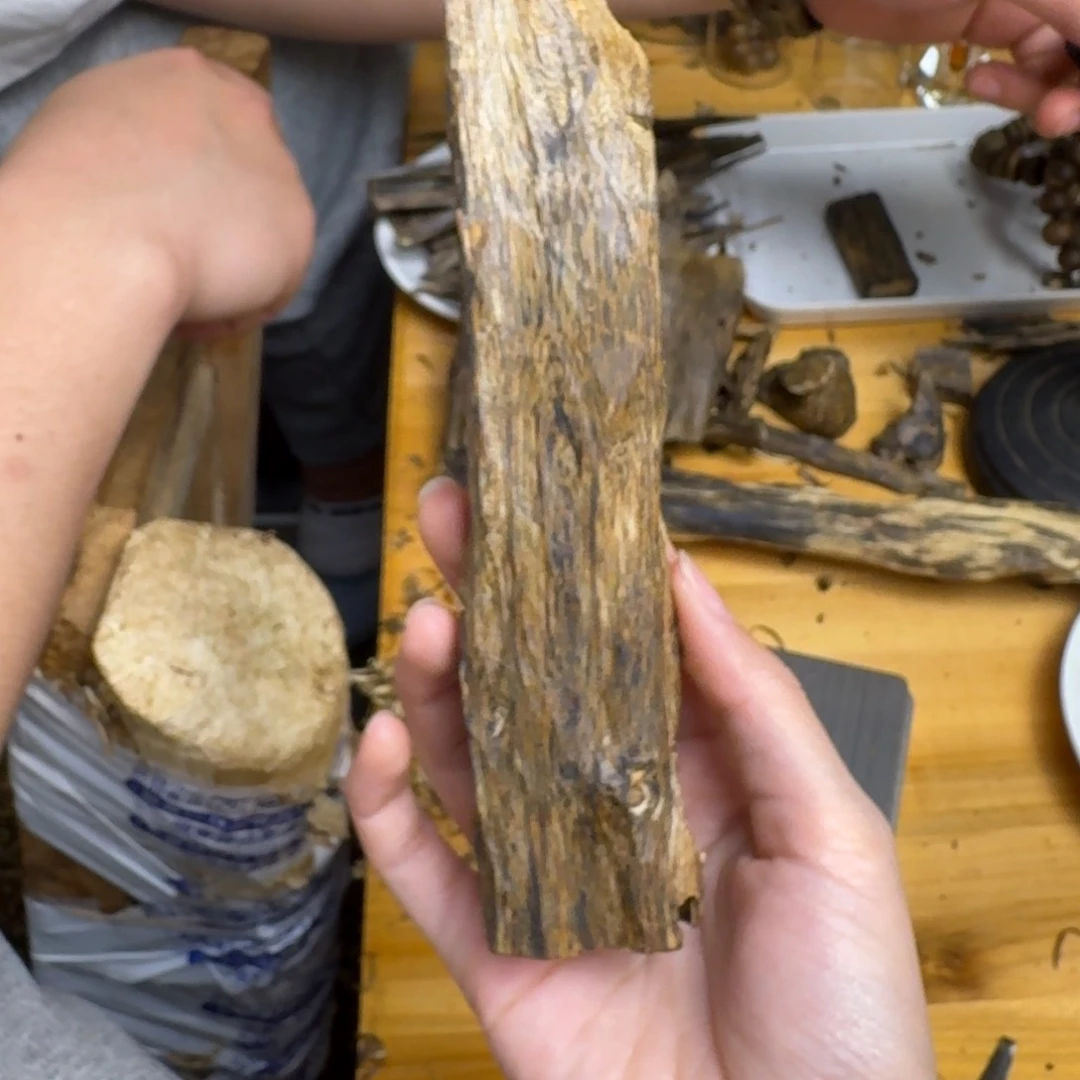 沉香沉香碎屑蓝宝石品种块料48克