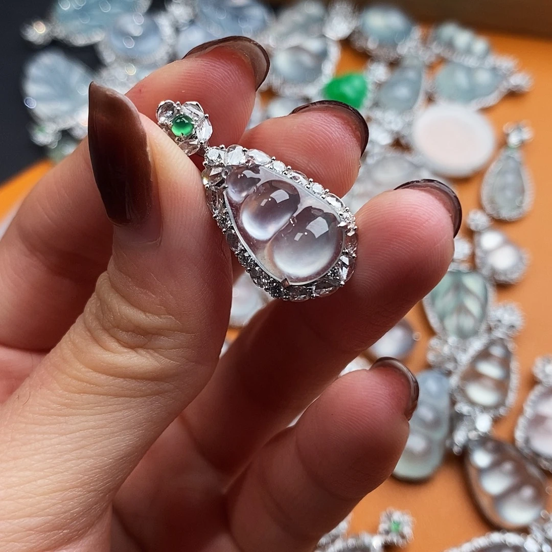 翡翠18K金镶嵌颈饰