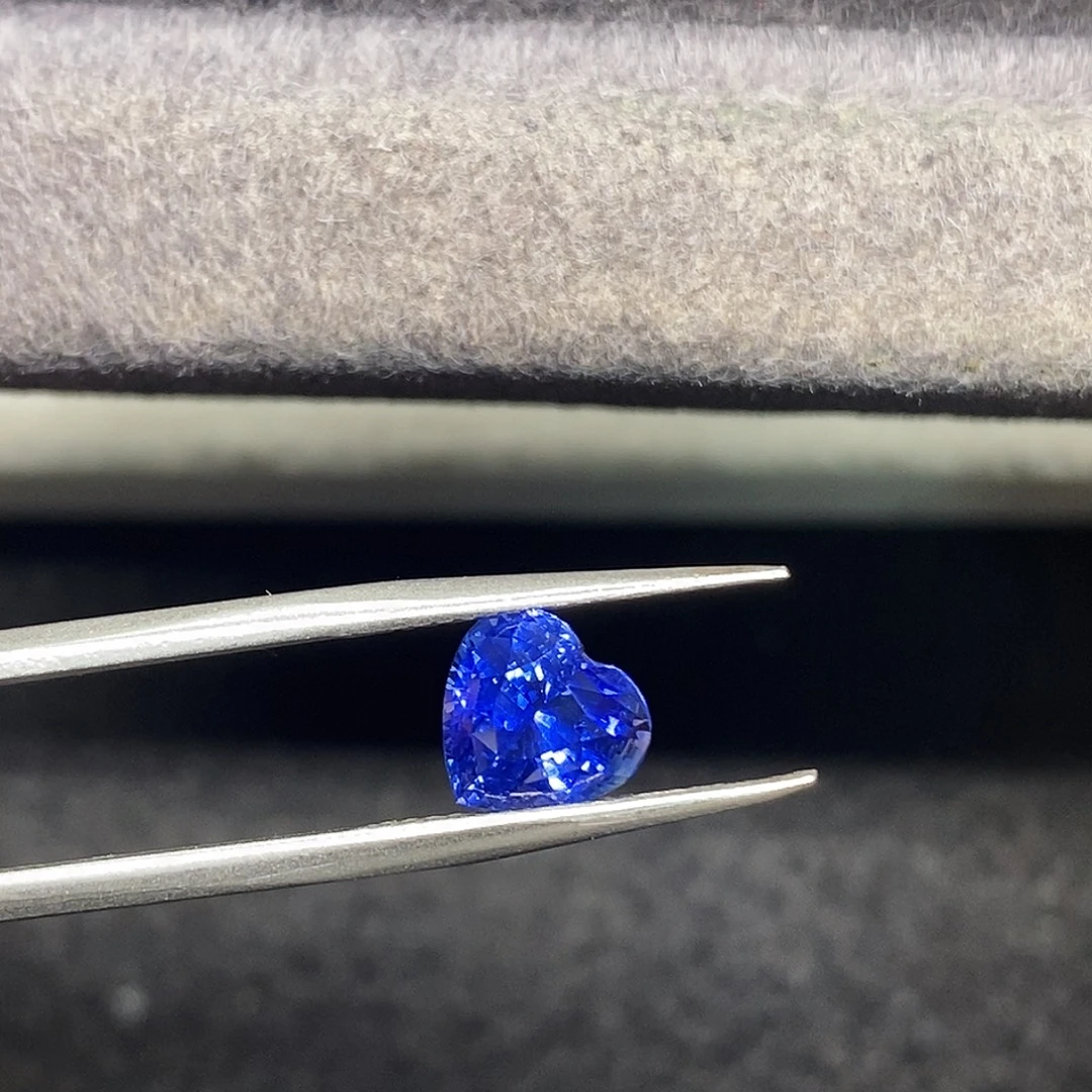 蓝宝石裸石3.055克拉天然干净玻璃体满火彩皇家蓝蓝宝石
