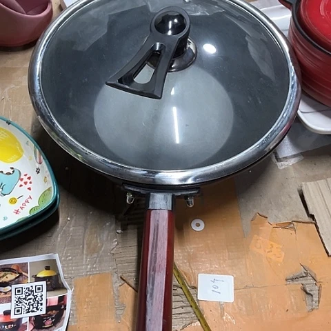 微瑕，明火，口径32厘米，高度8.5炒锅一个