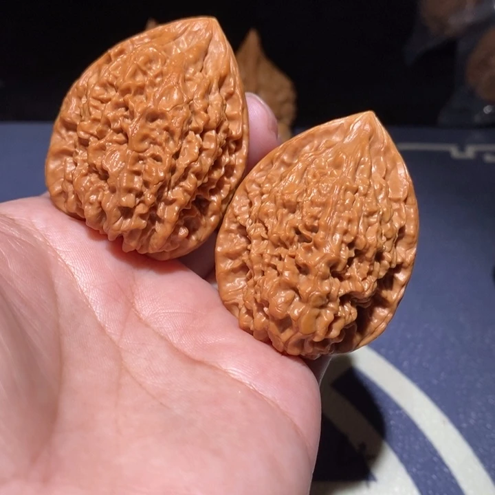 文玩核桃吊坠小村长