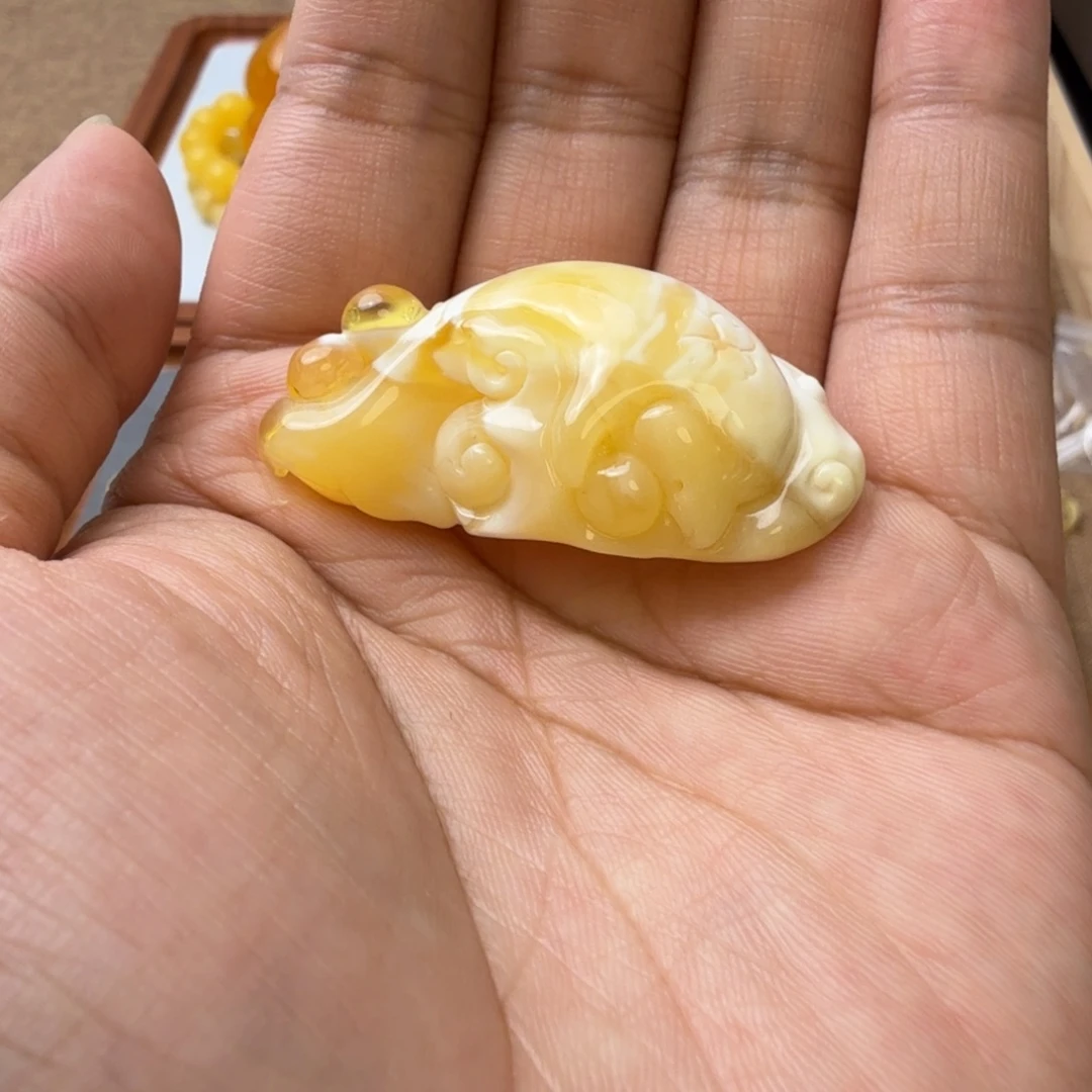 奶***手裸石琥珀未镶嵌海豚