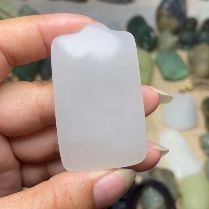 羊***子和田玉未镶嵌颈饰