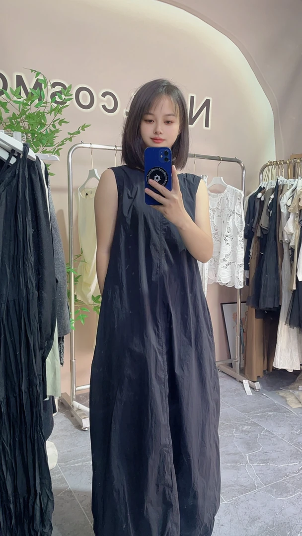 艾～商场同款2025夏季新款时尚显瘦黑色无袖休闲连衣裙女9031