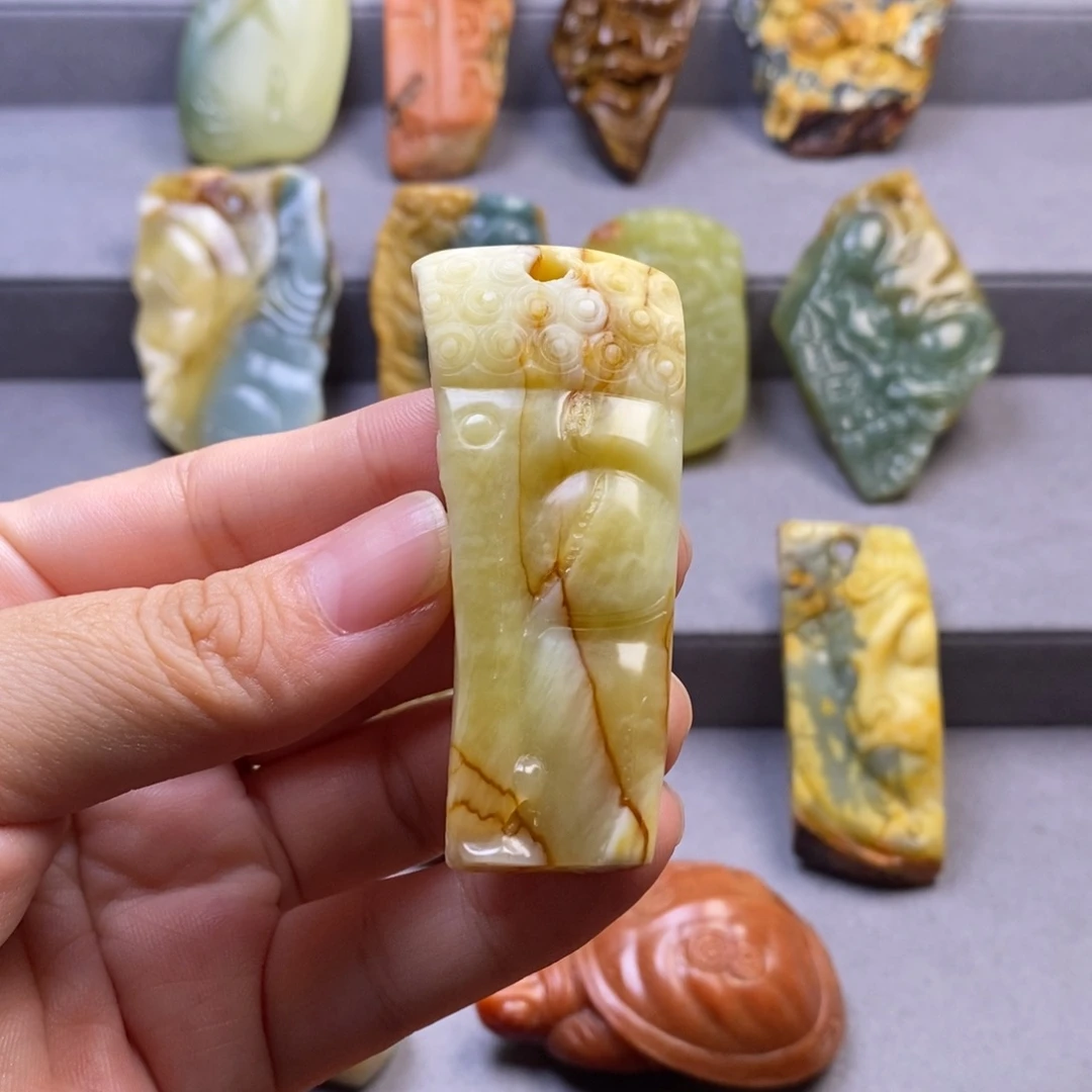 未镶嵌岫玉颈饰挂件