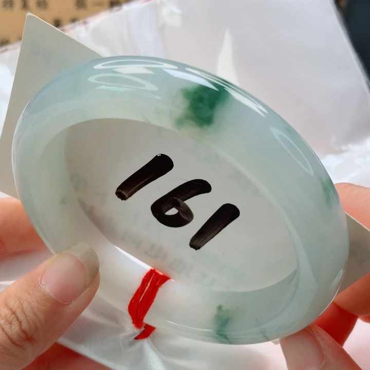 翡翠手镯未镶嵌飘绿
