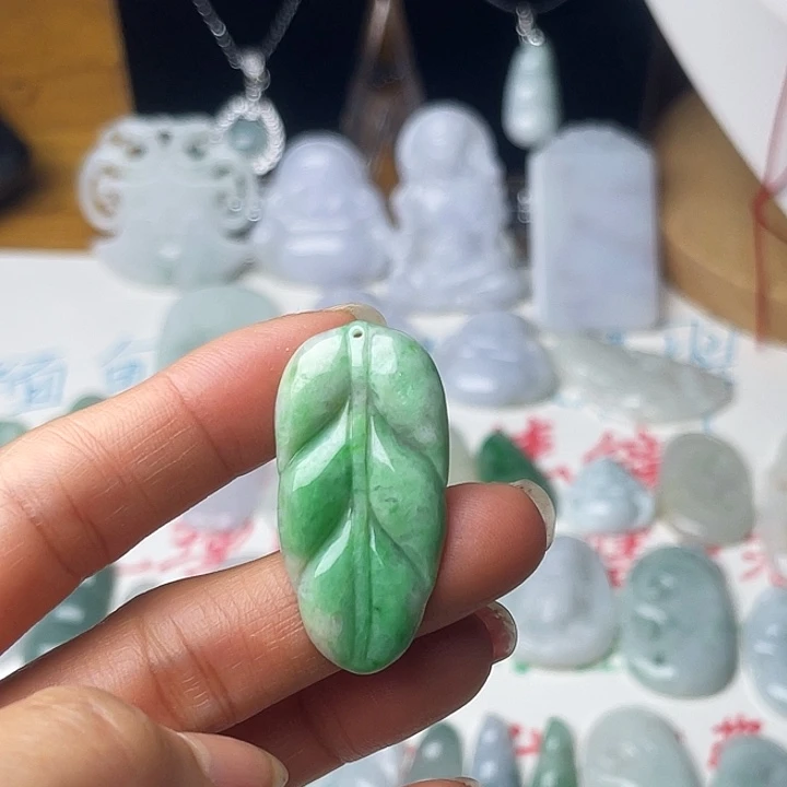 翡翠未镶嵌颈饰带色叶子