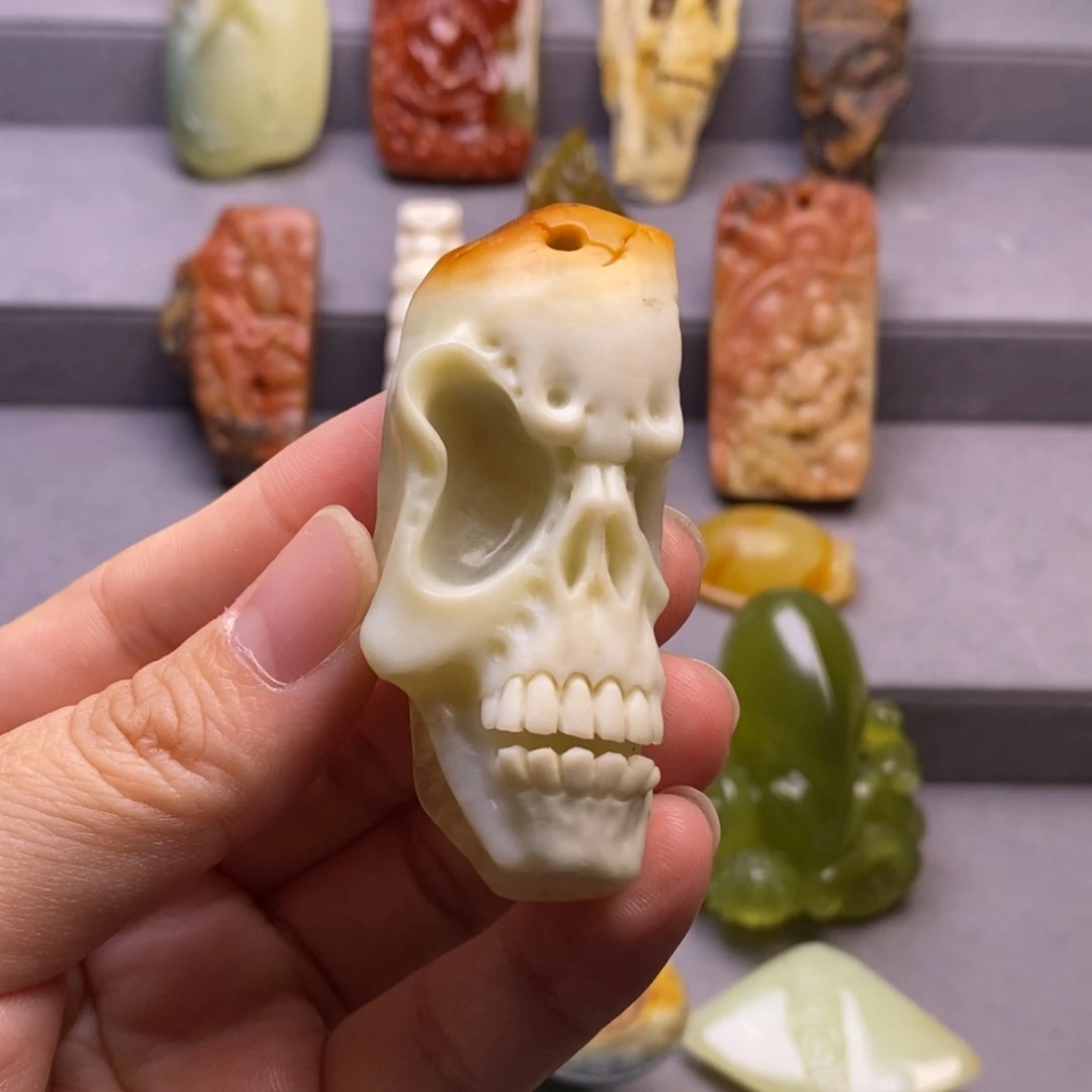 徐***主岫玉未镶嵌颈饰挂件