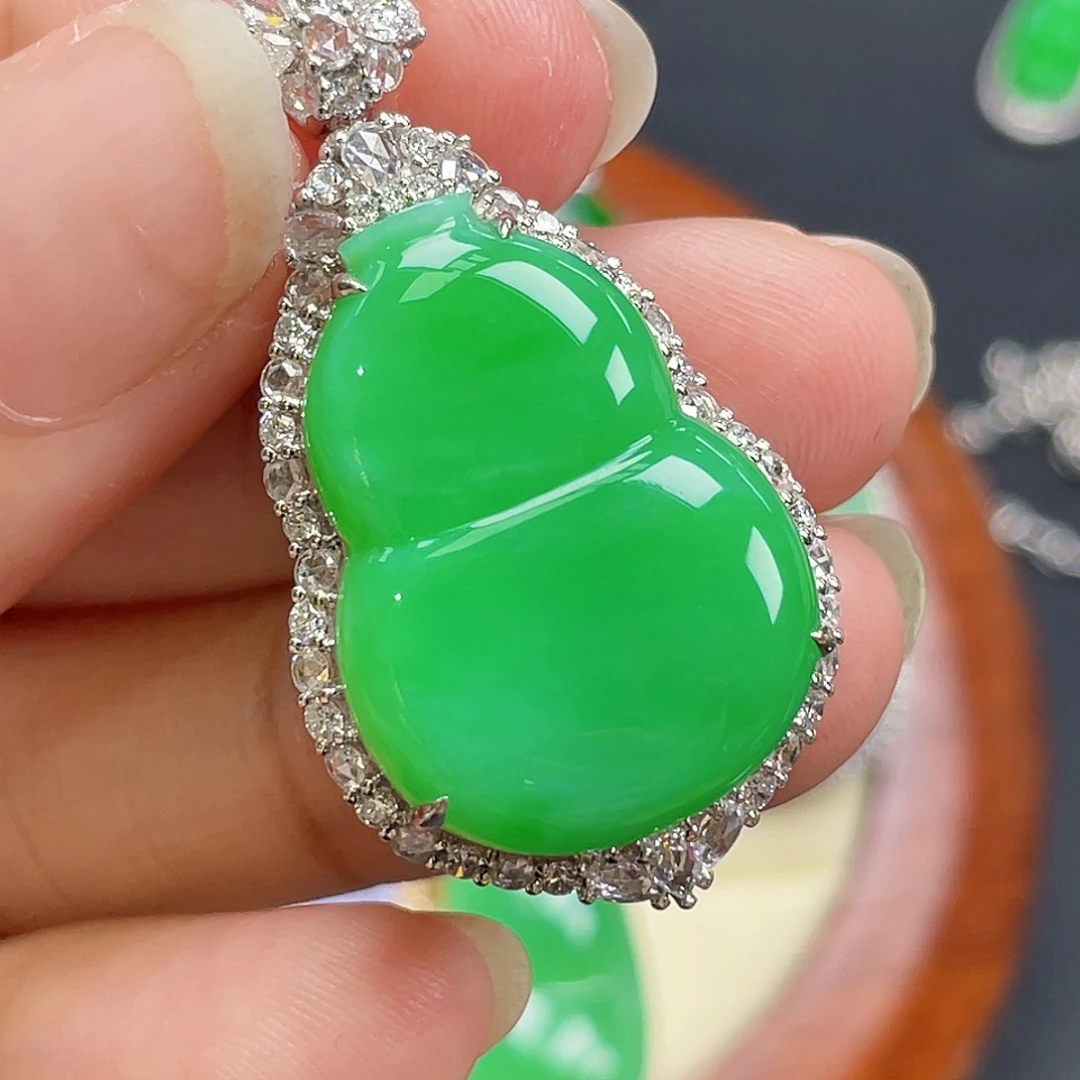 翡翠18K金镶嵌颈饰绿葫芦