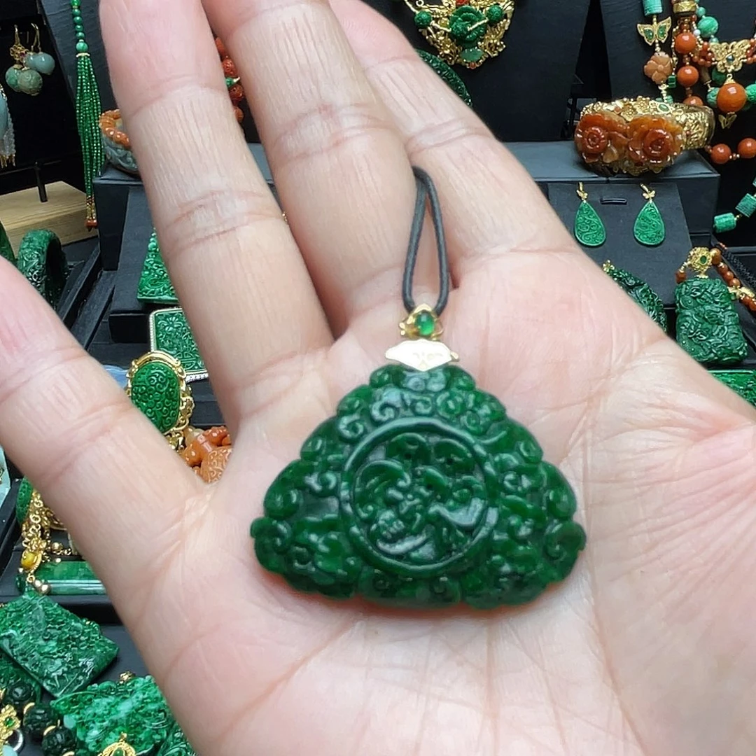 翡翠18K金镶嵌颈饰