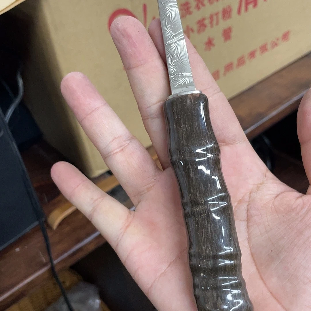 搪瓷杯子里还有很多东西