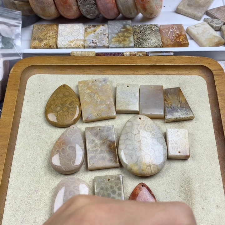 蓝***边硅化珊瑚（珊瑚玉）未镶嵌笔搁