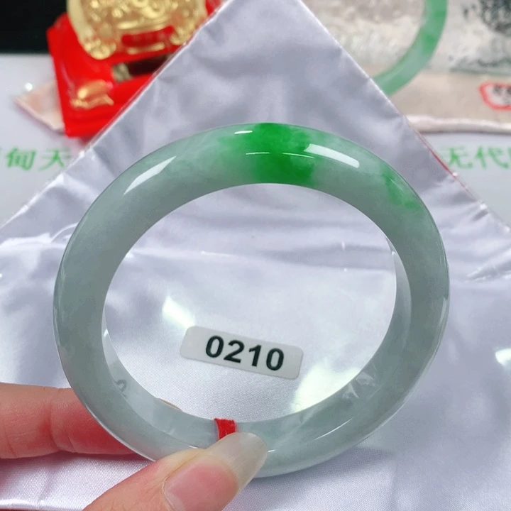 翡翠手镯未镶嵌   编号0210 正圈60