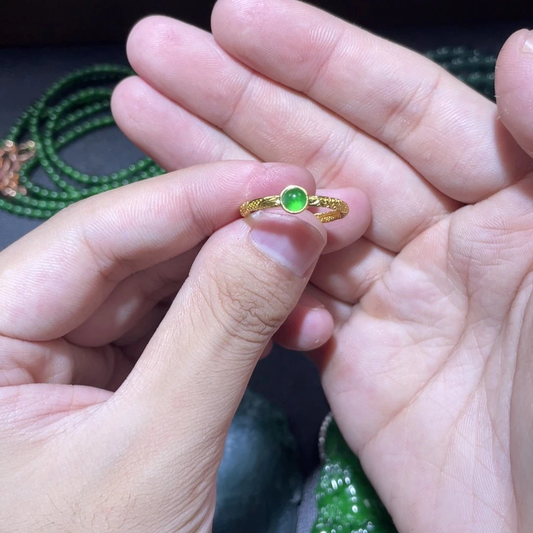 翡翠未镶嵌颈饰戒指
